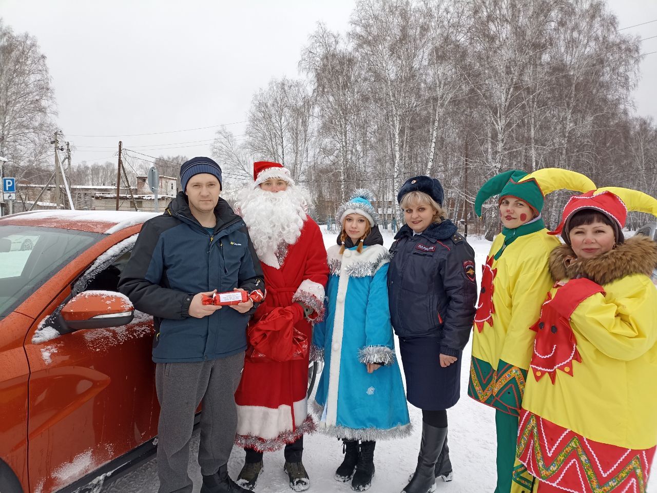 Сотрудники Госавтоинспекции, Дед Мороз совместно с юными помощниками и общественниками поздравили автолюбителей и напомнили Правила дорожного движения