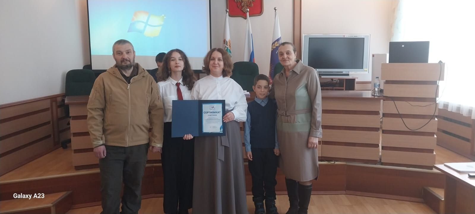 Вручение сертификата участника областного конкурса «Читаем всей семьей»