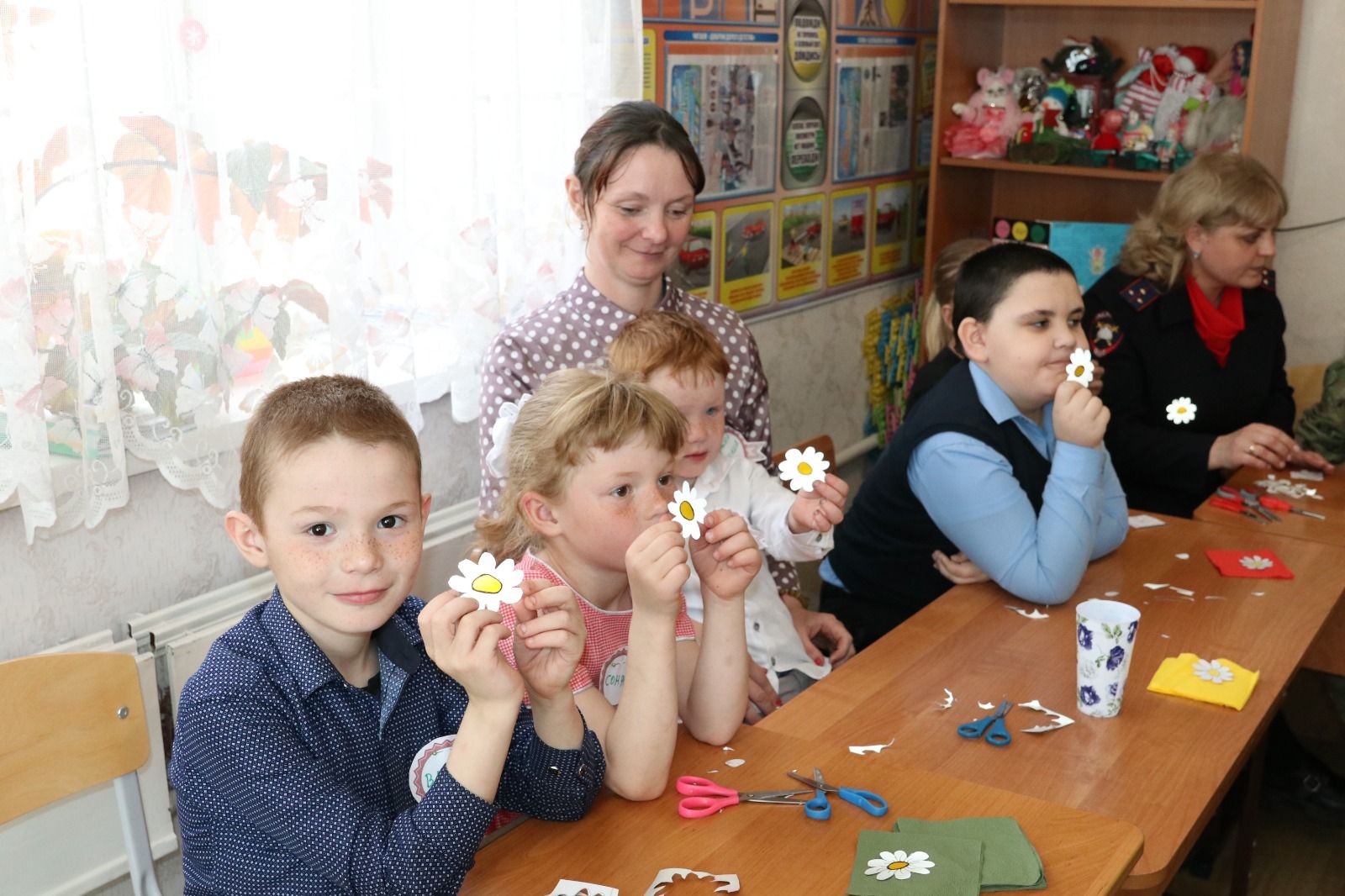 В Международный День семьи родители и дети изготовили световозвращающие наклейки в форме ромашки